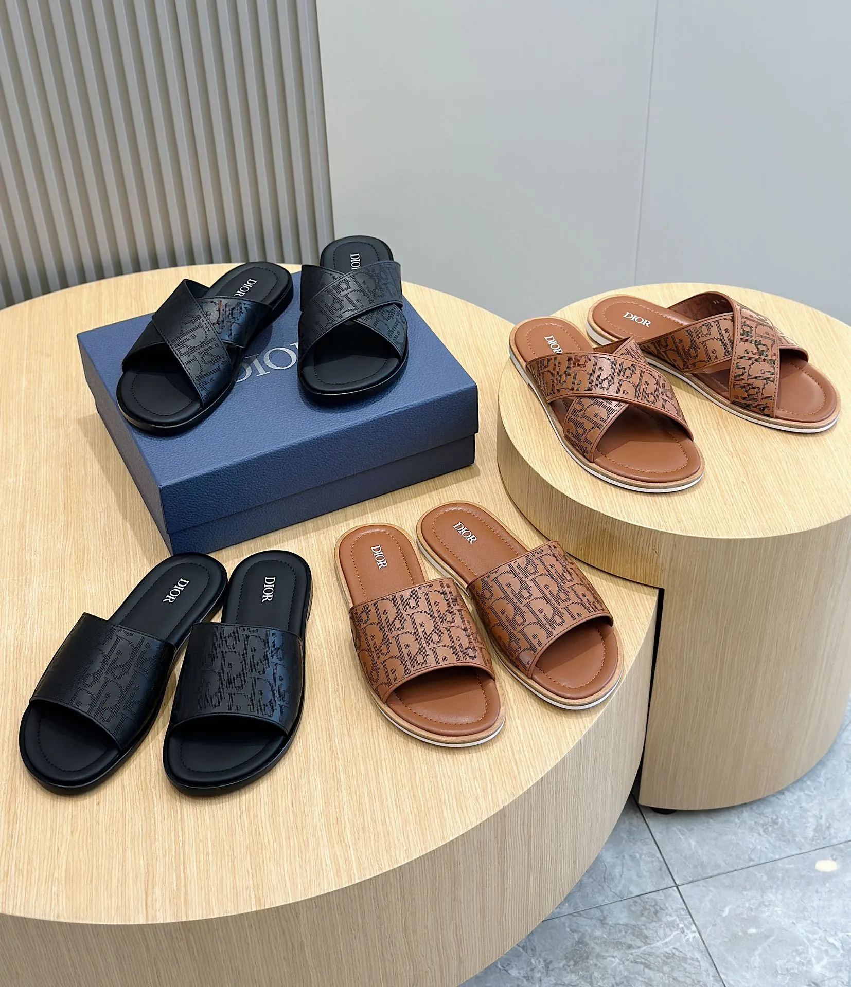 P320 Dior Alias ​​Men's Genuine Leather Slippers This Alias ​​sandal is new for summer, showing casual and elegant style. Carefully crafted from grained cow leather and Oblique printed fabric, with cowhide lining! Cross strap design. The imported cowhide leather and rubber sole adds sophistication and comfort, while Oblique print-effect anti-slip panels add style. Size: 39-44 (customized at 38.45)
